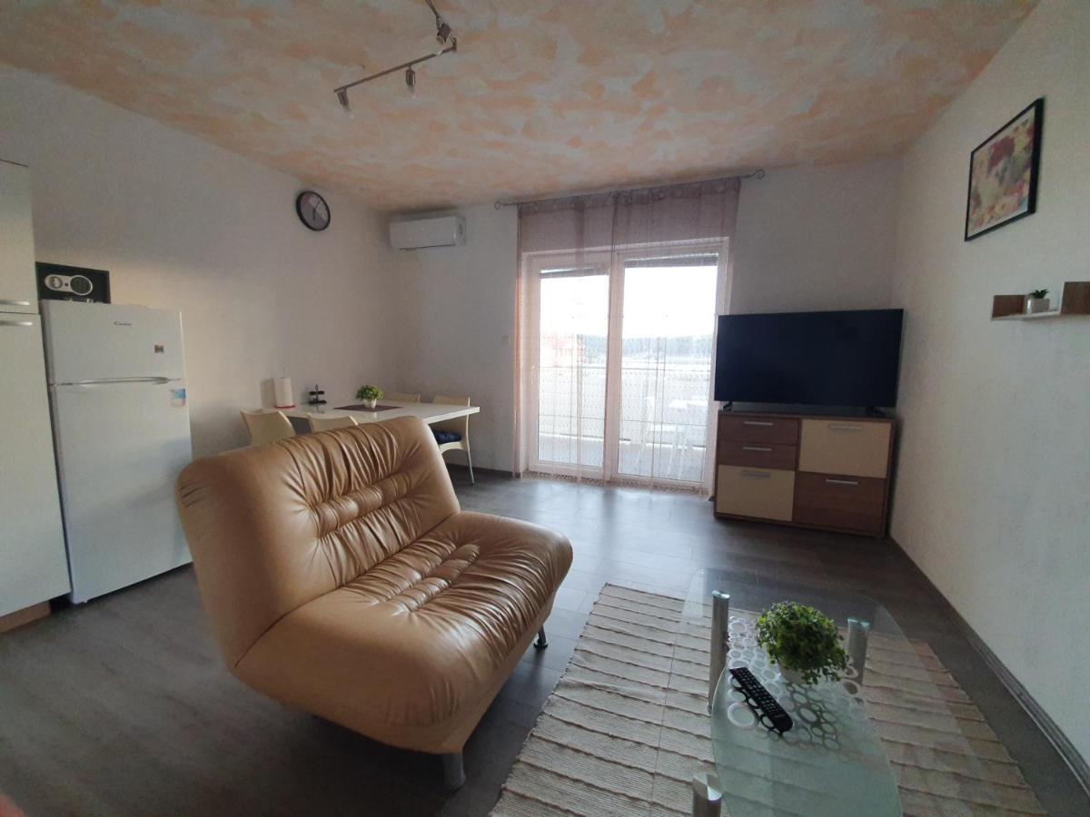 6 M, 50 M Do Plaze Apartment Barbat na Rabu Exterior photo