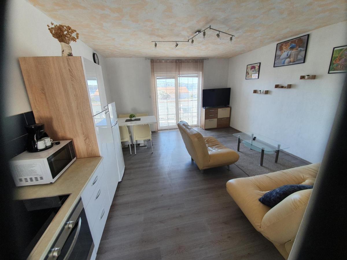 6 M, 50 M Do Plaze Apartment Barbat na Rabu Exterior photo