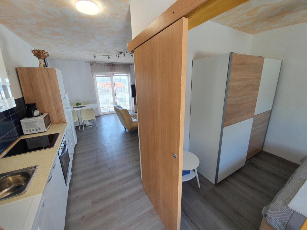 6 M, 50 M Do Plaze Apartment Barbat na Rabu Exterior photo