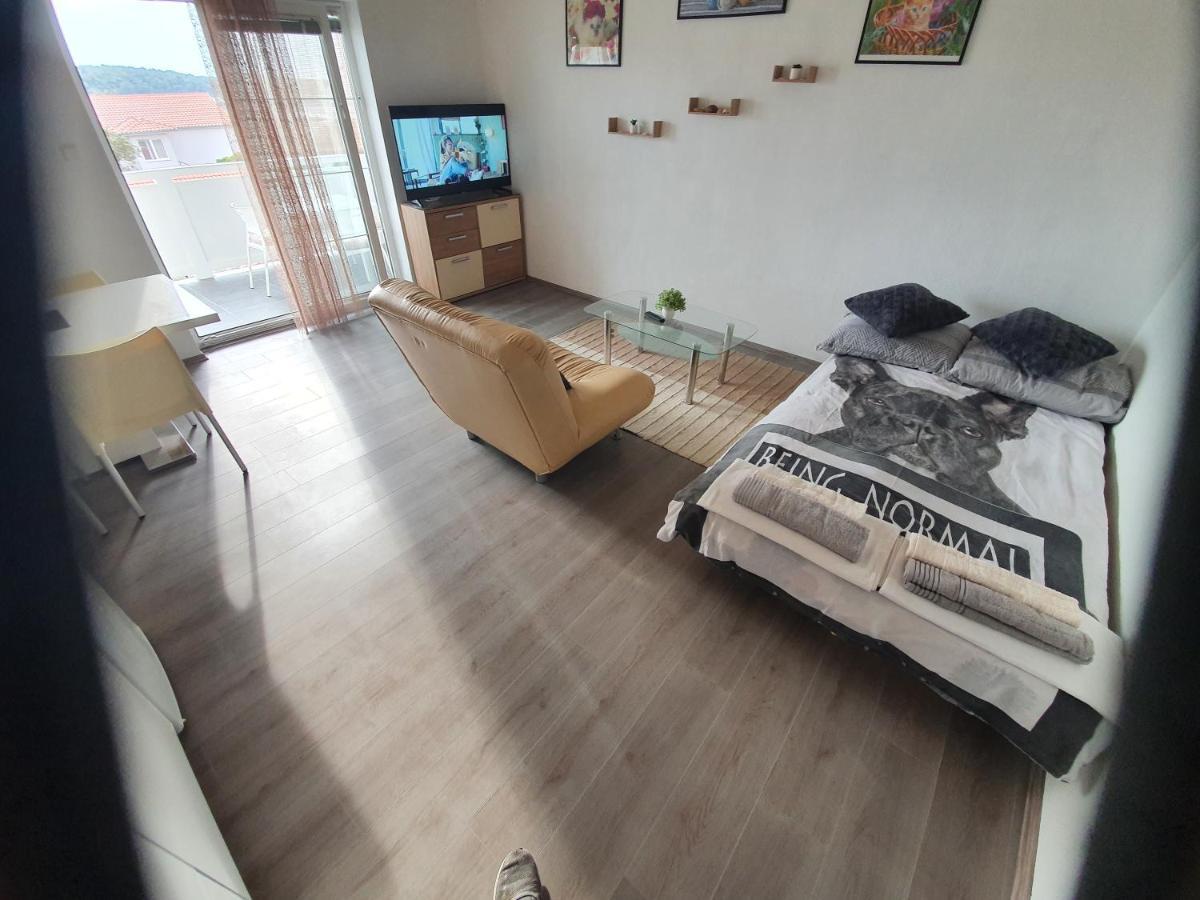 6 M, 50 M Do Plaze Apartment Barbat na Rabu Exterior photo