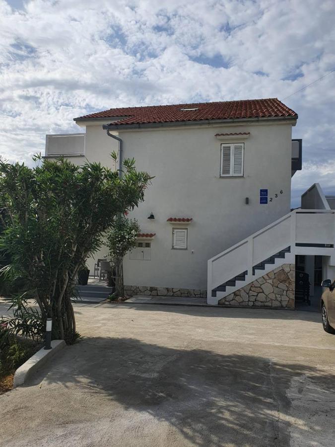 6 M, 50 M Do Plaze Apartment Barbat na Rabu Exterior photo