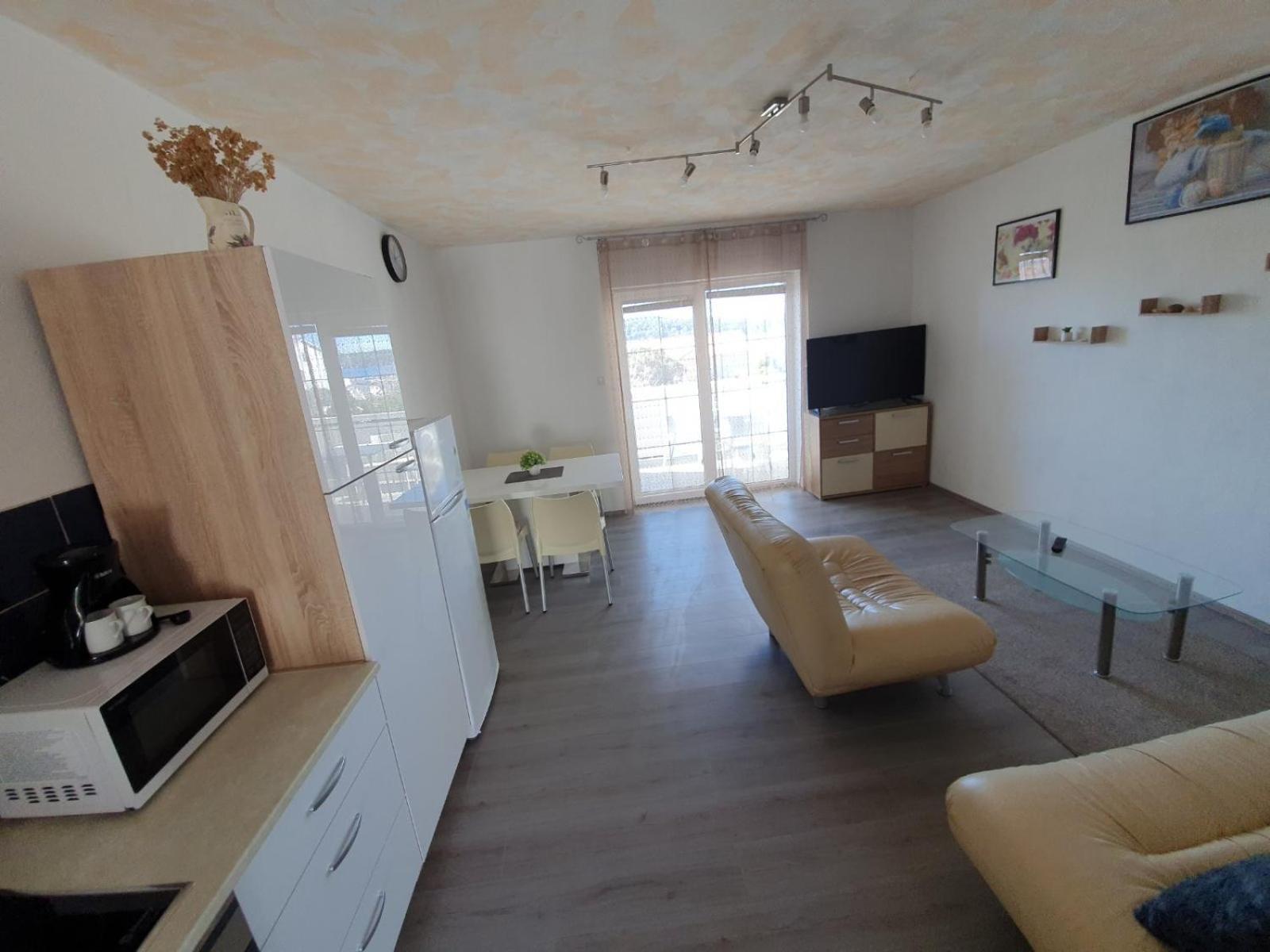 6 M, 50 M Do Plaze Apartment Barbat na Rabu Exterior photo